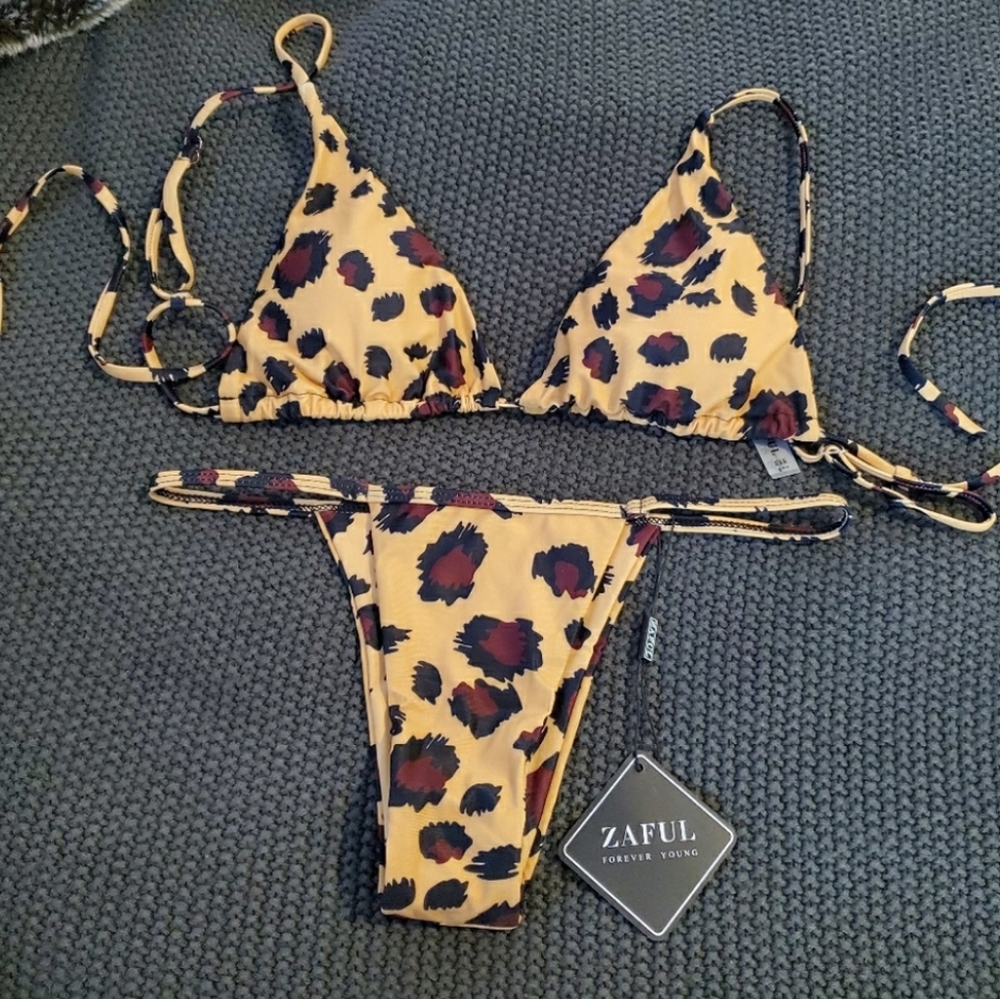4 Bikinis - Picture 5 of 5